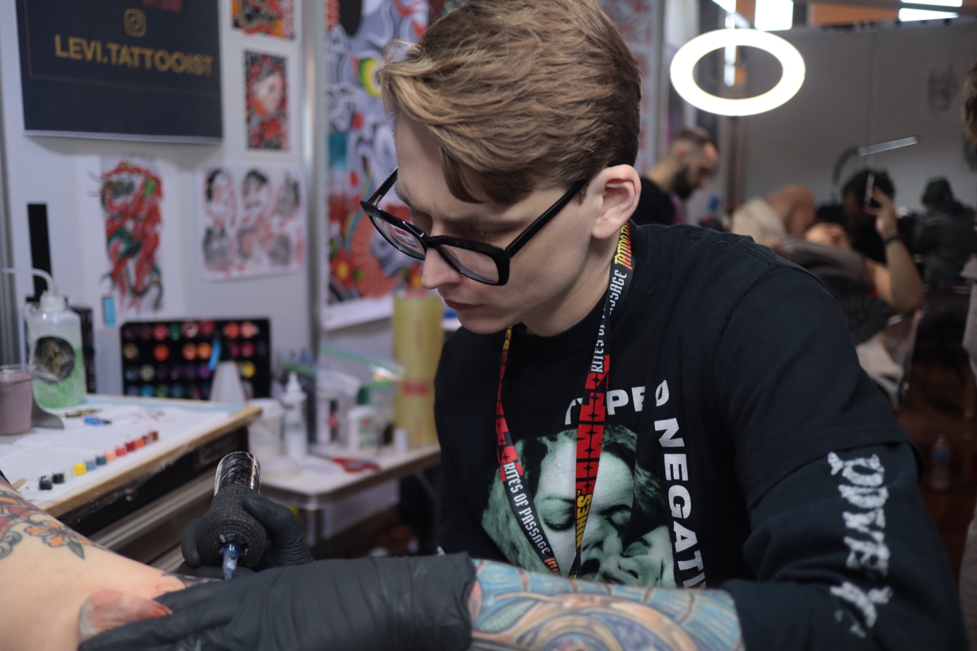 Levi Taylor tattooing at a tattoo convention